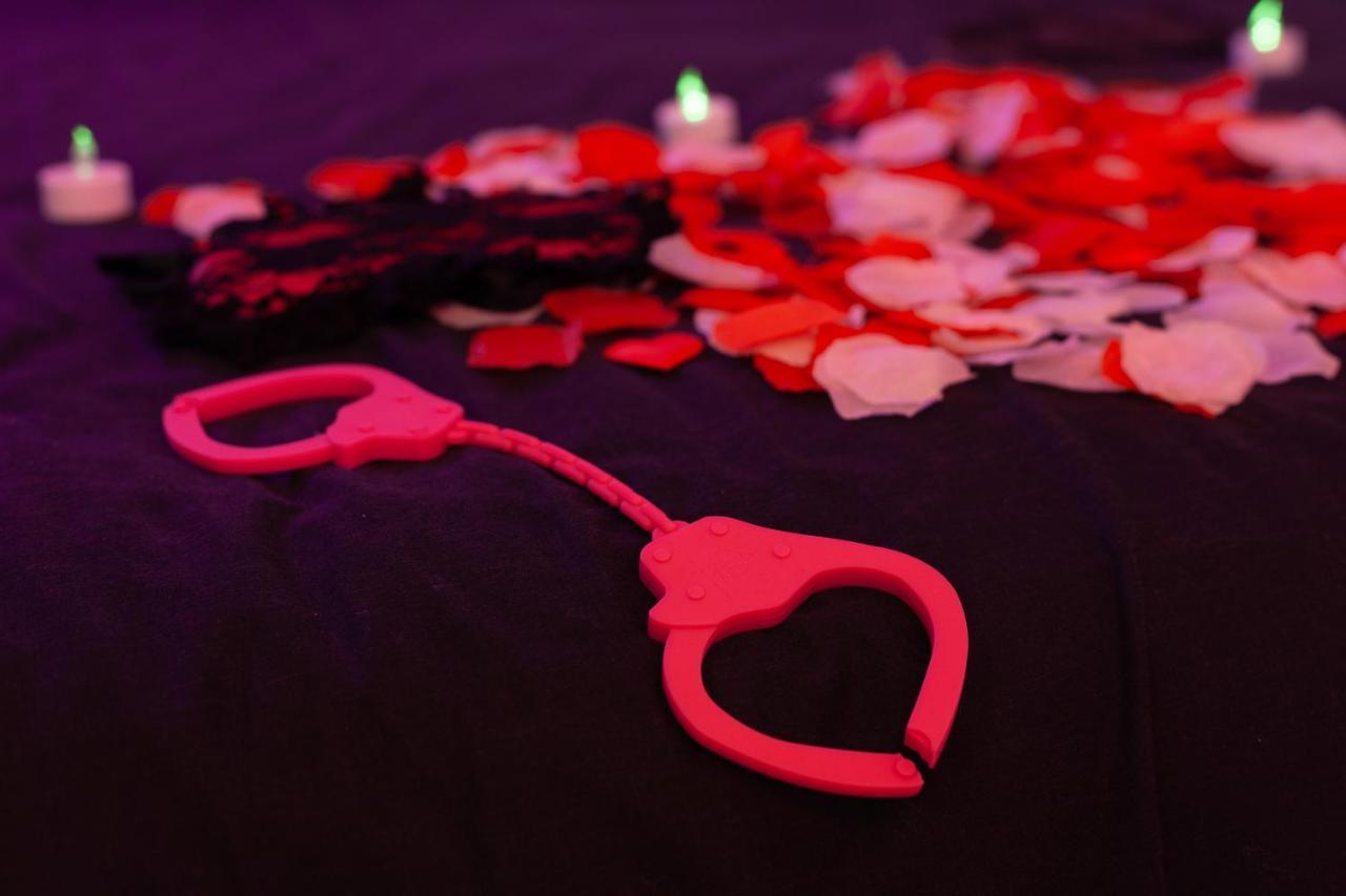 Love Room Avec Balneo Toulon Eksteriør billede