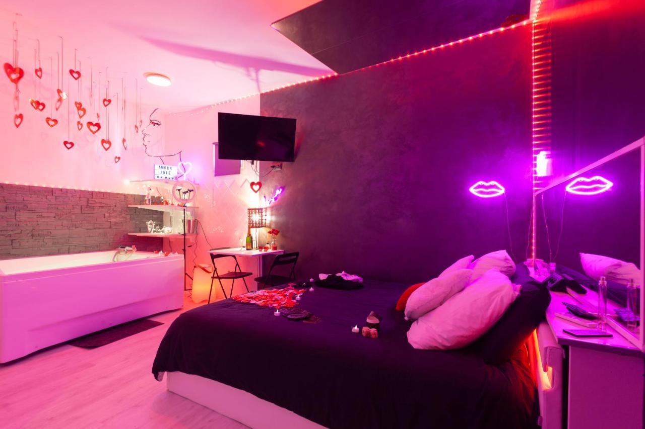 Love Room Avec Balneo Toulon Eksteriør billede