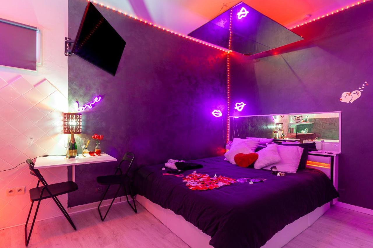 Love Room Avec Balneo Toulon Eksteriør billede