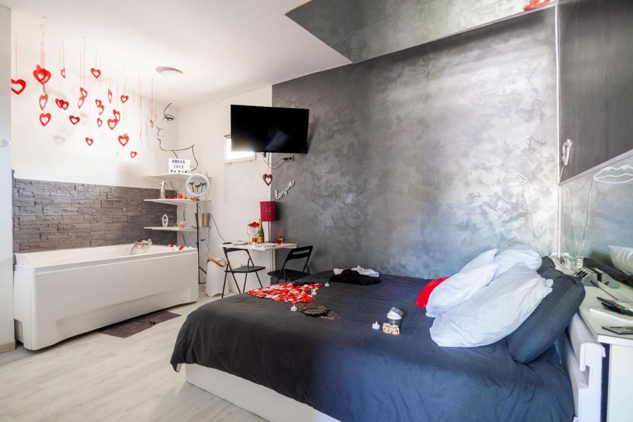 Love Room Avec Balneo Toulon Eksteriør billede